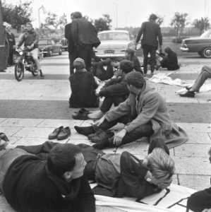 De vermoeide studenten nemen een rustpauze in Leiden, Bestanddeelnr 919-6111