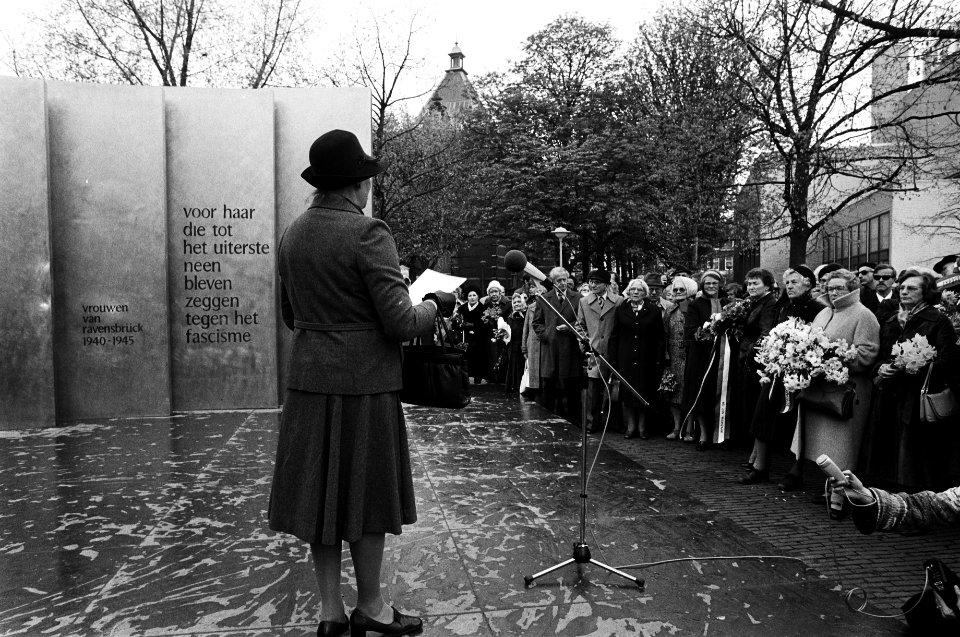 De voorzitter van het Comité Vrouwen van Ravensbrück spreekt belangstellenden to, Bestanddeelnr 930-2383