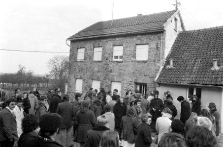De verzamelde pers voor het huis van Heinrich Böll, Bestanddeelnr 927-0026