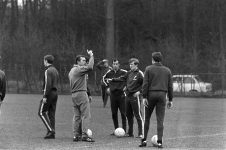 De voetballers in aktie. In het midden trainer Ernst Happel, Bestanddeelnr 923-4409