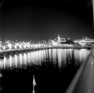 De verlichte Emmabrug in Willemstad. Rechts het Gouverneurspaleis, Bestanddeelnr 252-3538