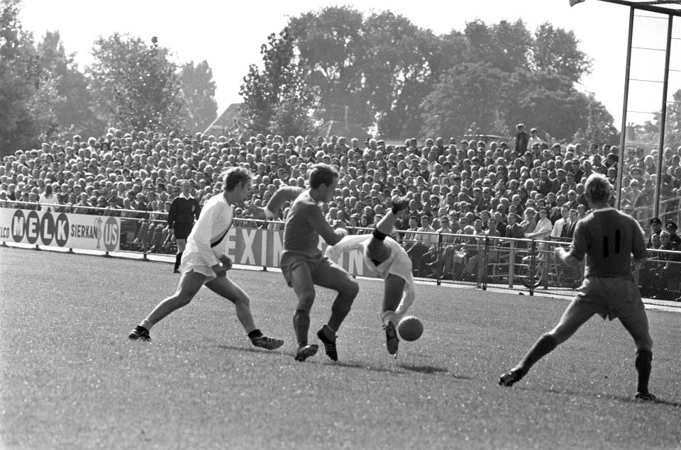 De Volewijckers tegen Vitesse 2-2 Van Waayenberg (Vol.) midden, aktie, Bestanddeelnr 922-7654