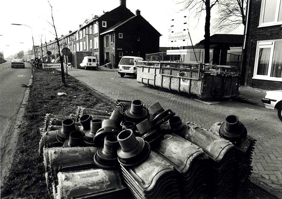 De Vondelweg met rechts de hoek Nachtegaalstraat. Renovatie van woningen van de woningbouwvereniging Randstad. Aangekocht van United Photos de Boer bv. - Negatiefnummer 35936 k rij 7- 31A. - Gepublice