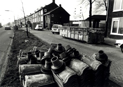 De Vondelweg met rechts de hoek Nachtegaalstraat. Renovatie van woningen van de woningbouwvereniging Randstad. Aangekocht van United Photos de Boer bv. - Negatiefnummer 35936 k rij 7- 31A. - Gepublice