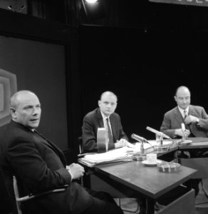 Debat drs. Den Uyl en drs. Schmelzer voor AVRO-TV, onder leiding van drs. Hogend, Bestanddeelnr 920-0024