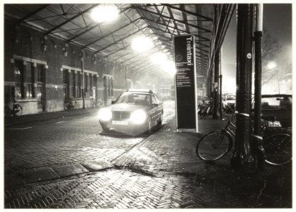 De voormalige taxistandplaats onder de rijtuigkap op het Stationsplein. NL-HlmNHA 54031888 photo