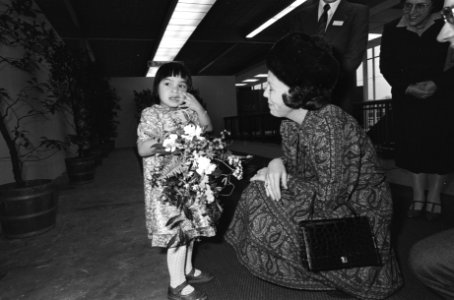 De vier-jarige Mariëlle Drost aarzelt bij het bloemen overhandigen aan prinses B, Bestanddeelnr 930-1628