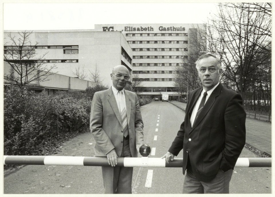 De voorzitter van het College van Regenten van het St. Elisabeths Gasthuis in Schalkwijk J. de Bruin (l) en directeur A. de Graaf (r) voor het ziekenhuis. NL-HlmNHA 54020805