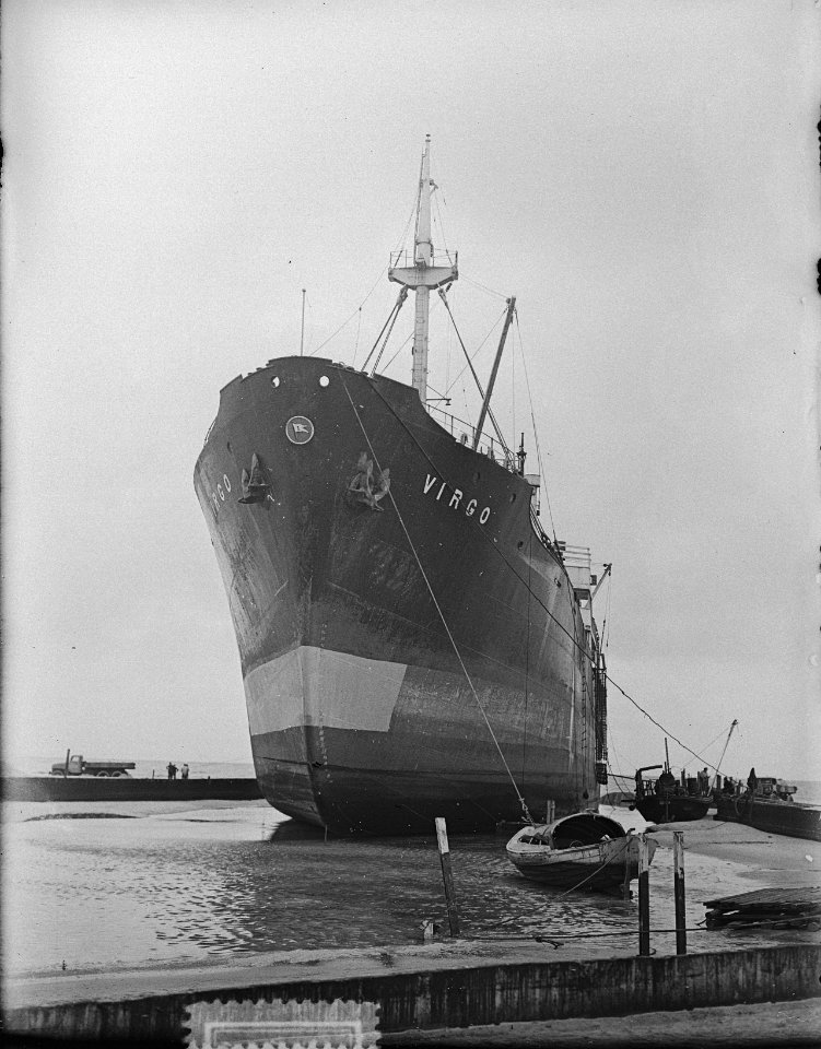 De Virgo (Zweeds schip) op het strand van Vlieland, Bestanddeelnr 905-8347