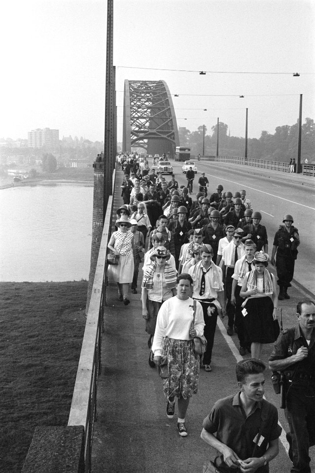 De Vierdaagse van Nijmegen De wandelaars komen over de Waalbrug, Bestanddeelnr 915-3732