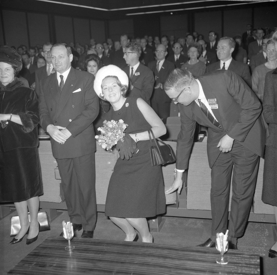 De voorzitter H.J. van Grieken terwijl hij de prinses helpt bij het zitten, Bestanddeelnr 918-4925