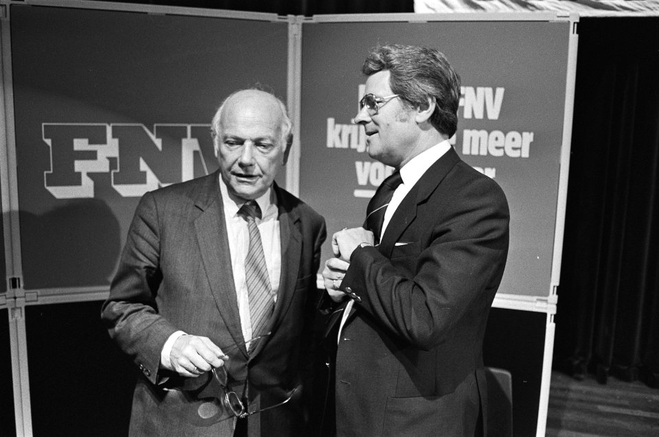 Debat politici en vakbeweging in de Hoeksteen, Amsterdam minister De Graaf (l.), Bestanddeelnr 932-3117