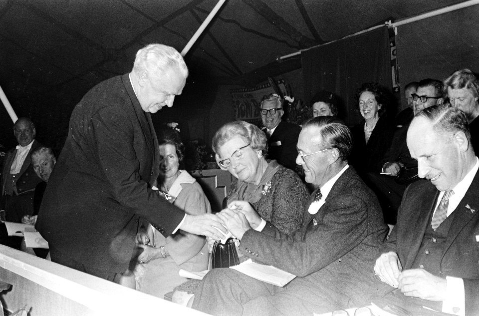 De voorzitter van de Tweede-Kamer mr. Frans-Joseph van Thiel, start de inzamelin, Bestanddeelnr 919-7127