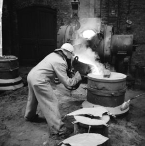 De Vredesklok in de klokkengieterij van de heer Fritsen in Aarle-Rixtel bestemd , Bestanddeelnr 916-5292