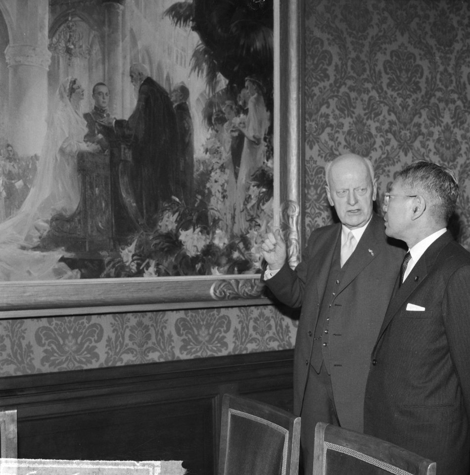 De voorzitter van de Eerste Kamer mr. J.A. Jonkman toont de Japanse minister-pre, Bestanddeelnr 914-5292