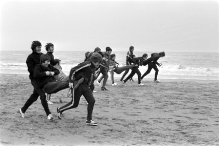 De voetballers trainen op het strand, Bestanddeelnr 923-4395 photo