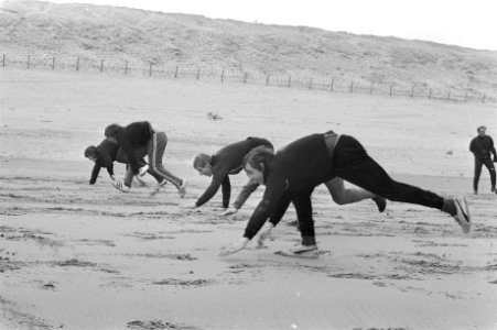 De voetballers trainen op het strand op de voorgrond Cruijff, Bestanddeelnr 923-4394