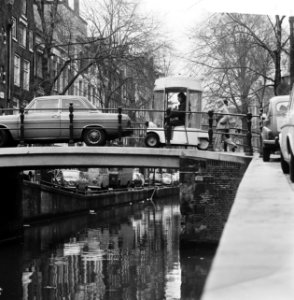 De witkar rijdt over een brug, Bestanddeelnr 927-0134