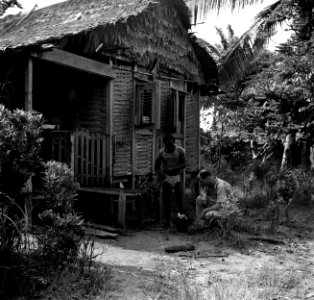 De vertegenwoordiger van het hout-exploitatiebedrijf in Suriname aan het koken b, Bestanddeelnr 252-6659