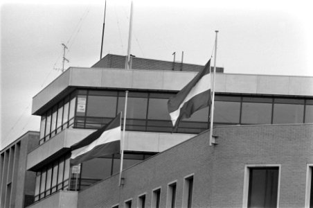 De vlaggen hangen halfstok in Eindhoven, Bestanddeelnr 922-6361