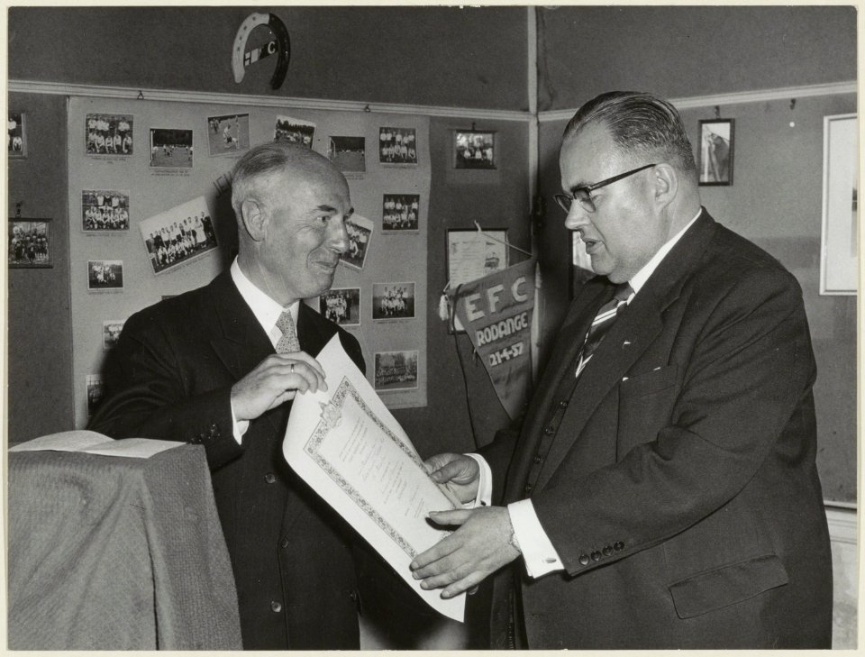 De voorzitter van H.F.C. P.C. van Houten (rechts) verneemt tijdens de viering van het 80-jarig bestaan dat de vereniging voortaan het praedicaat Koninklijke mag voeren. NL-HlmNHA 54004528