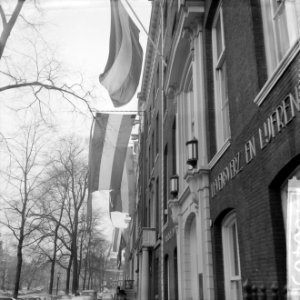 De vlag uit ter gelegenheid van verloving Prinses Irene met Prins Hugo hier op e, Bestanddeelnr 916-0403