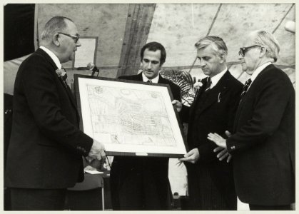 De voorzitter van de KNVB, W. Meuleman, overhandigt zijn cadeau, een oude plattegrond van Haarlem, aan K.H.F.C voorzitter D.A. Oud (tweede van rechts). NL-HlmNHA 54010027