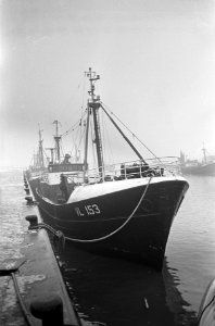 De Vlaardingen 153 in de haven van IJmuiden, die waarschijnlijk bij aanvaring be, Bestanddeelnr 918-7025