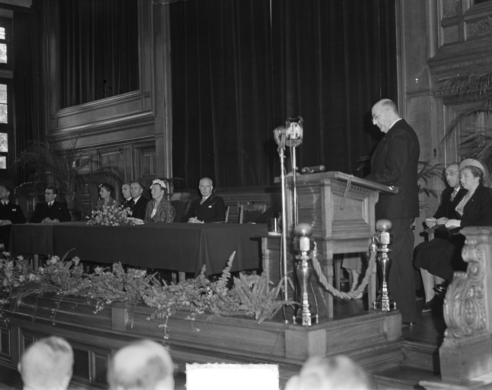 De voorzitter spreekt koningin Juliana toe, Bestanddeelnr 903-4310