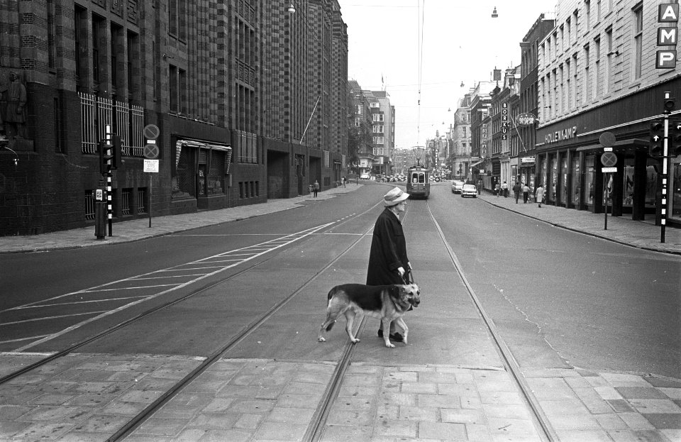 De Vijzelstraat omstreeks vijf uur s avonds. Geen verkeer, Bestanddeelnr 921-4096