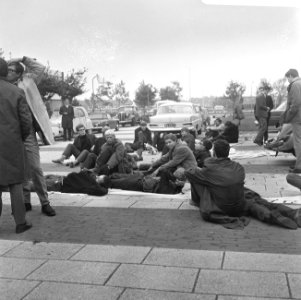 De vermoeide studenten nemen een rustpauze in Leiden, Bestanddeelnr 919-6109