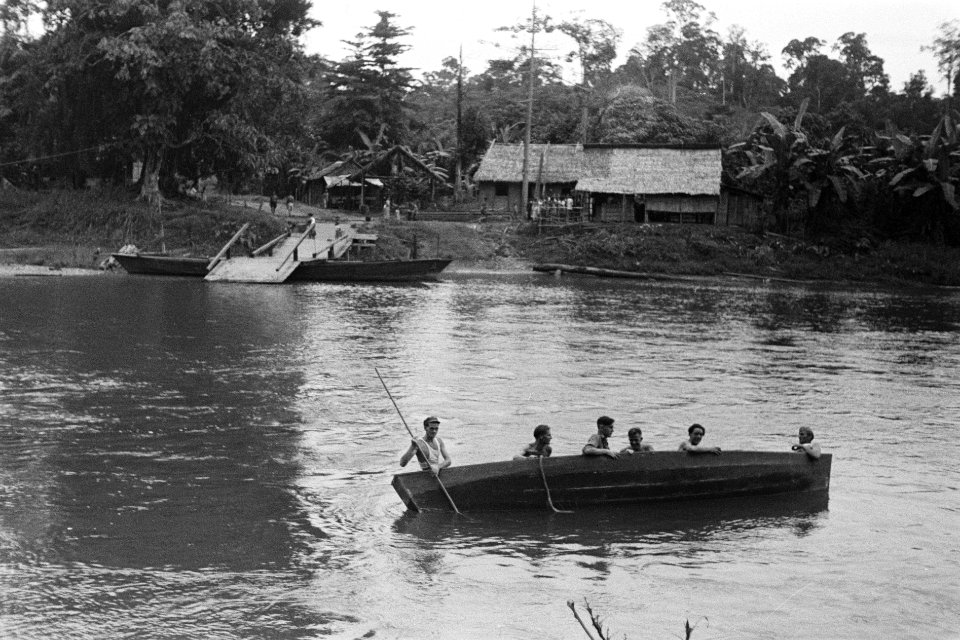 De verbinding tussen de beide oevers van de Batang Serangan-rivier moet tengevol, Bestanddeelnr 2104