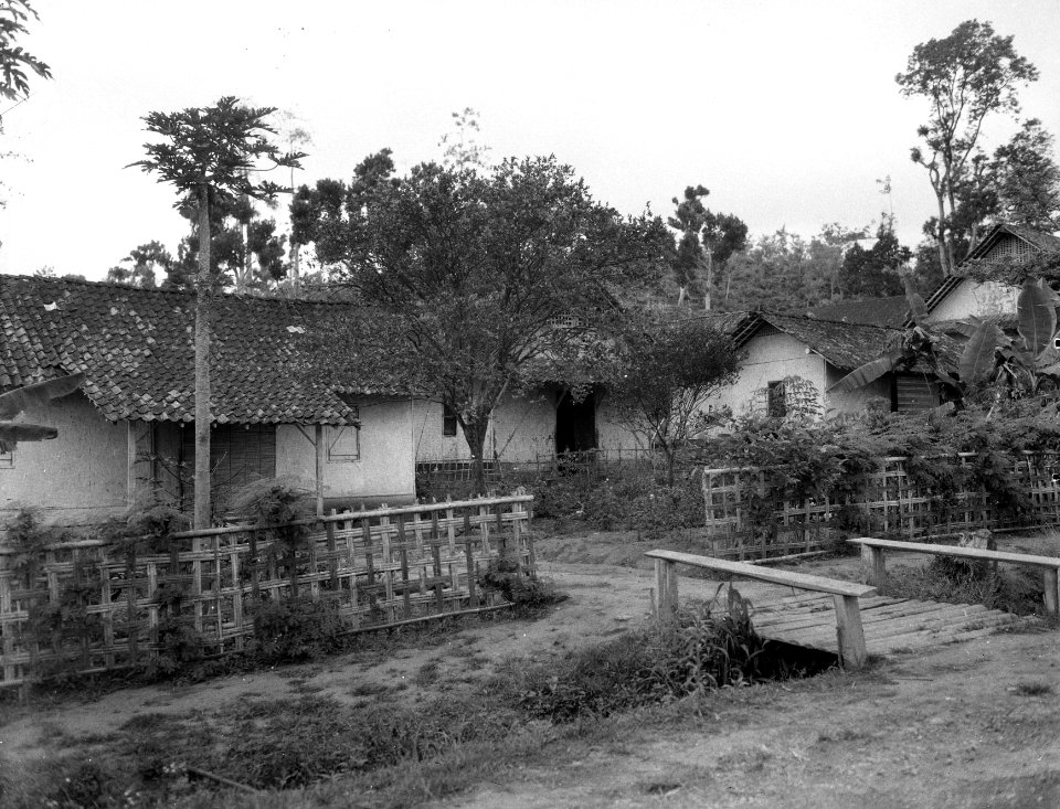 De Witte Kruiskolonie te Salatiga. De bewoners van deze kolonie, armen, wezen en, Bestanddeelnr 11881