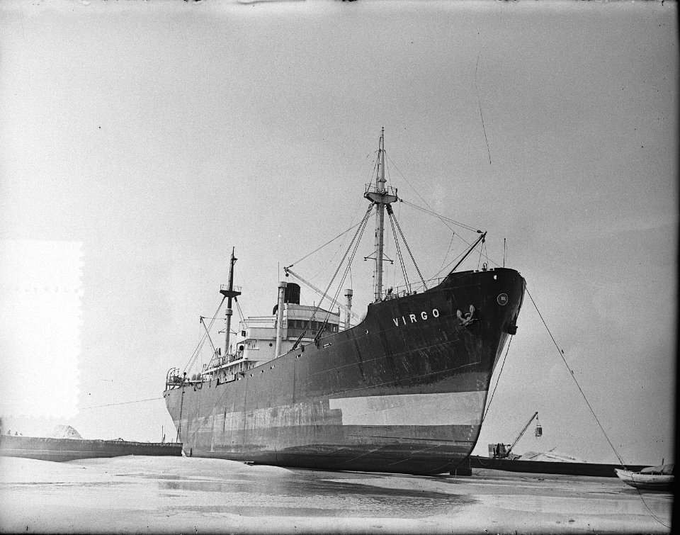 De Virgo (Zweeds schip) op het strand van Vlieland, Bestanddeelnr 905-8349