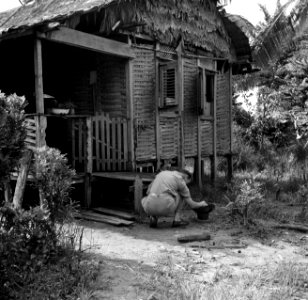 De vertegenwoordiger van het hout-exploitatiebedrijf in Suriname aan het koken b, Bestanddeelnr 252-6660