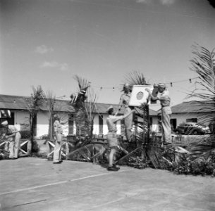 De versiering wordt opgehangen in een militair kamp in Savaneta op Aruba, Bestanddeelnr 252-7995