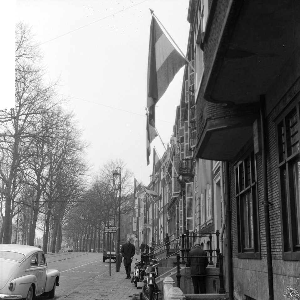 De vlaggen uit in Rotterdam van alle openbare gebouwen oo Spaanse en Franse vlag, Bestanddeelnr 916-0465