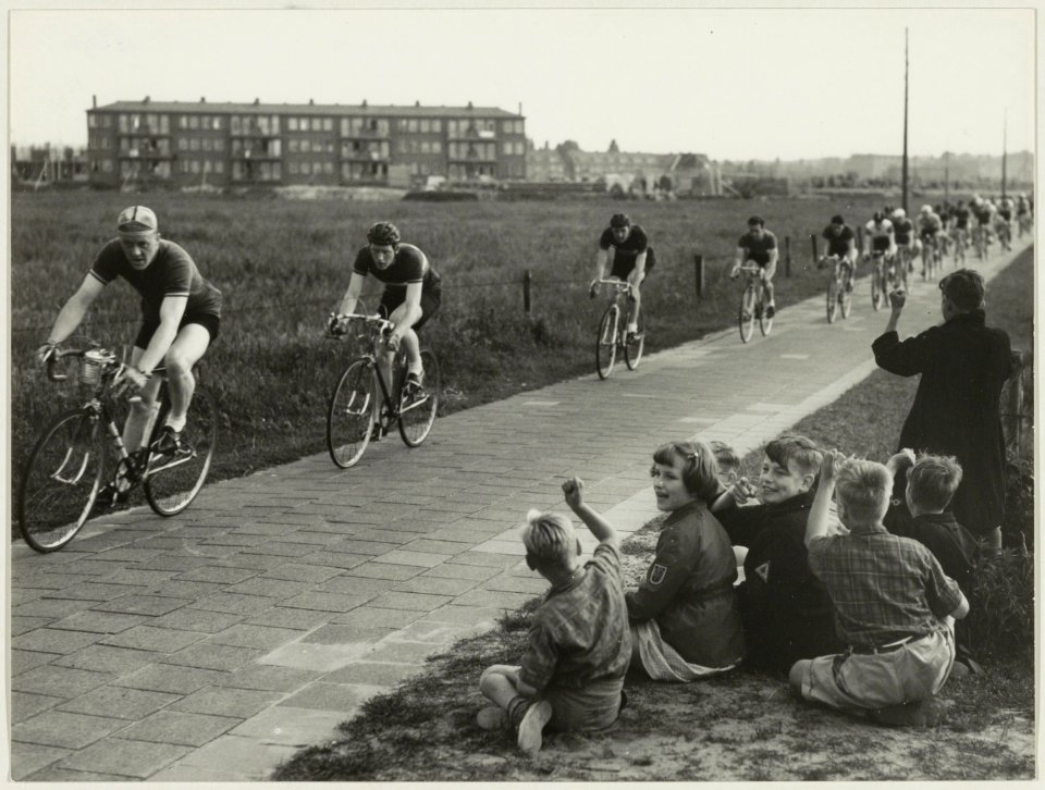 De Wielerronde van Haarlem Noord. NL-HlmNHA 54016090