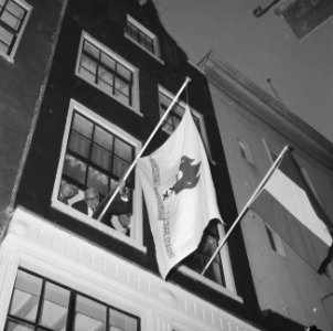 De vlag uit de Stichting DOude Stadt , wethouder Tabak steekt vlag uit aan de St, Bestanddeelnr 917-0564