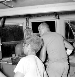 De vissers Chanan Welish (r) en zijn hulp Dody volgen staand in de stuurhut van , Bestanddeelnr 255-2867