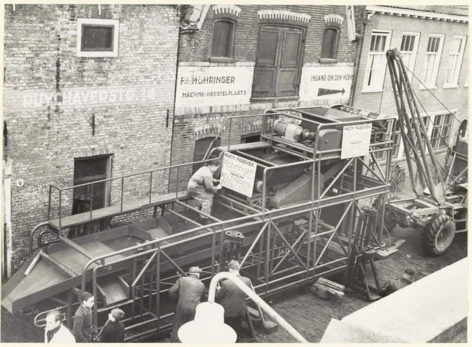 De Witstraat 4-6. Werkzaamheden aan een kolenbreekmachine vervaardigd door Machinefabriek Möhringer. NL-HlmNHA 54004586