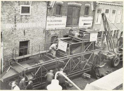 De Witstraat 4-6. Werkzaamheden aan een kolenbreekmachine vervaardigd door Machinefabriek Möhringer. NL-HlmNHA 54004586
