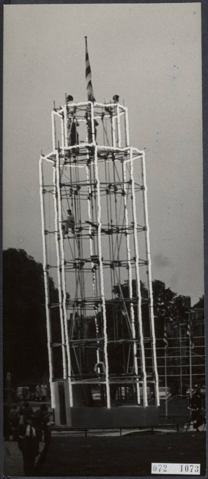 De verlichte scheve toren van Pisa op het Frederiksplein te Amsterdam. Onderdeel, Bestanddeelnr 072-1073