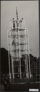 De verlichte scheve toren van Pisa op het Frederiksplein te Amsterdam. Onderdeel, Bestanddeelnr 072-1073