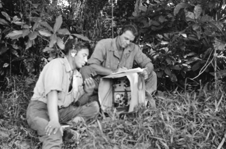 De verbinding afd. van Balikpapan in actie. De radiotelefonist Wim Wieland zoekt, Bestanddeelnr 1586-1-2