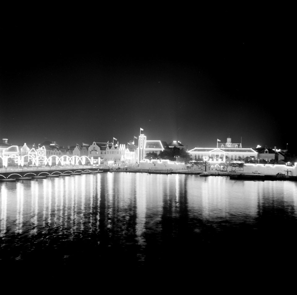 De verlichte Emmabrug in Willemstad, Bestanddeelnr 252-3534