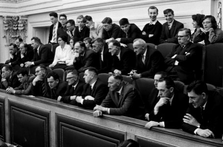 Debat oesterteeltmislukking in Tweede Kamer De publiek tribune waar veel oeste, Bestanddeelnr 914-9739