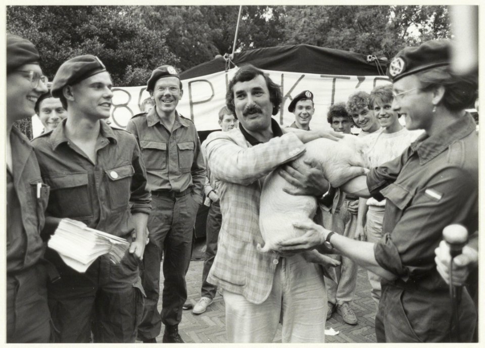 De Vereniging van Dienstplichtige Militairen (VVDM) contra onhygienische toestanden op de Ripperda kazerne. In het midden met big op de arm parlementslid Harry v.d. Bergh. NL-HlmNHA 54015257