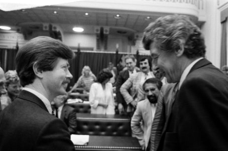 Debat regeringsverklaring Wim Kok praat met Voorhoeve, Bestanddeelnr 933-7192