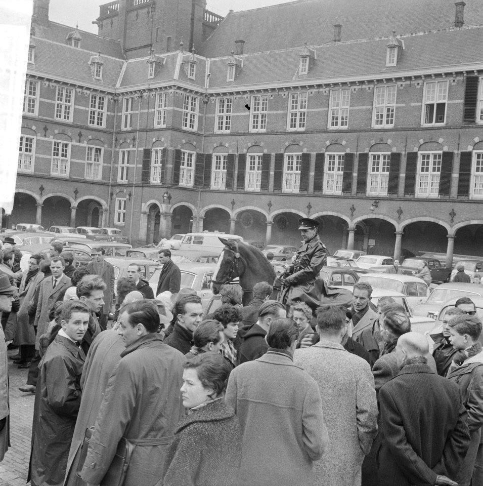 Debat Tweede Kamer inzake Nieuw-Guinea kwestie demonstranten op het Binnenhof, Bestanddeelnr 913-7259